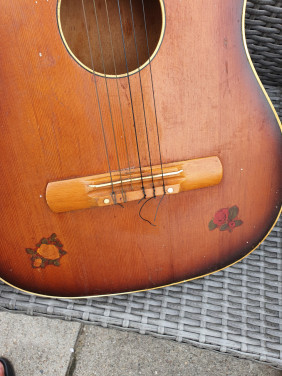 Prachtige antieke gitaar jaren 60 met 6 snaren in goede staat...
