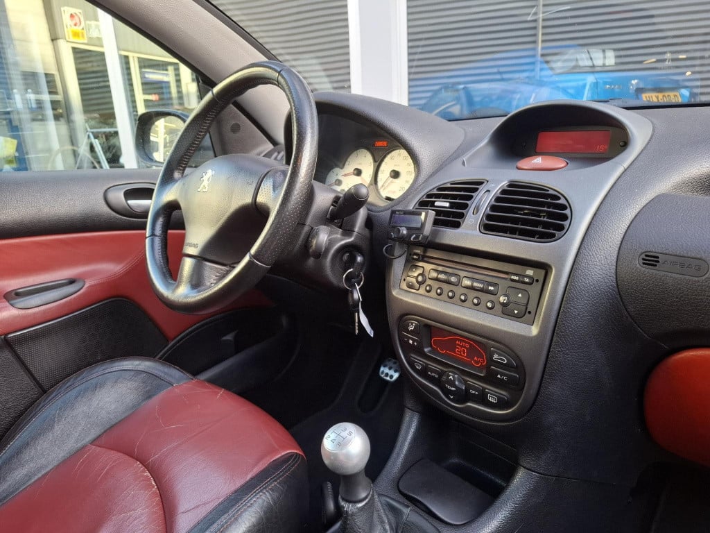 Peugeot 206 cc 2.0i 16v cabriolet clima/leder/park