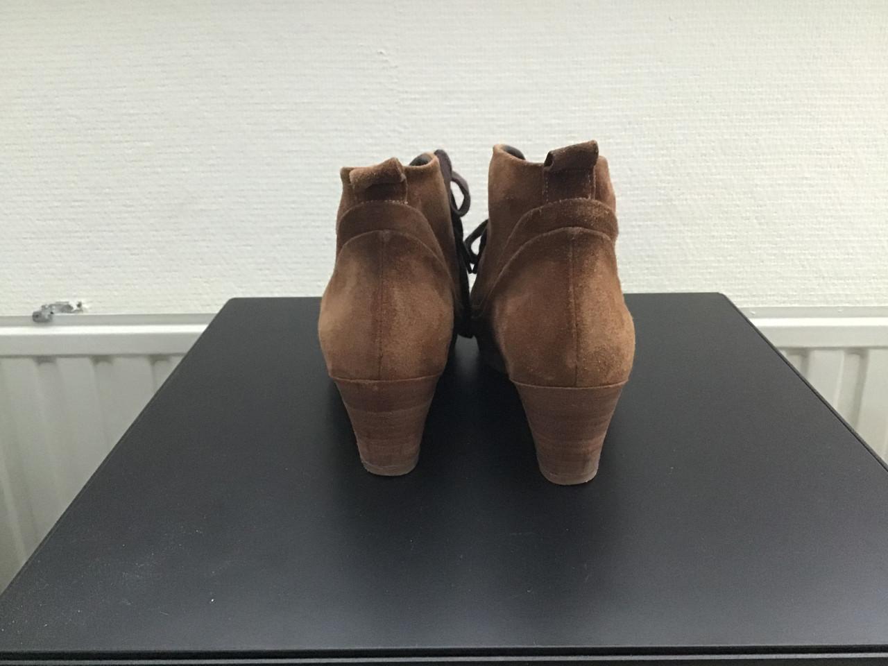 Enkellaarsjes Footnotes