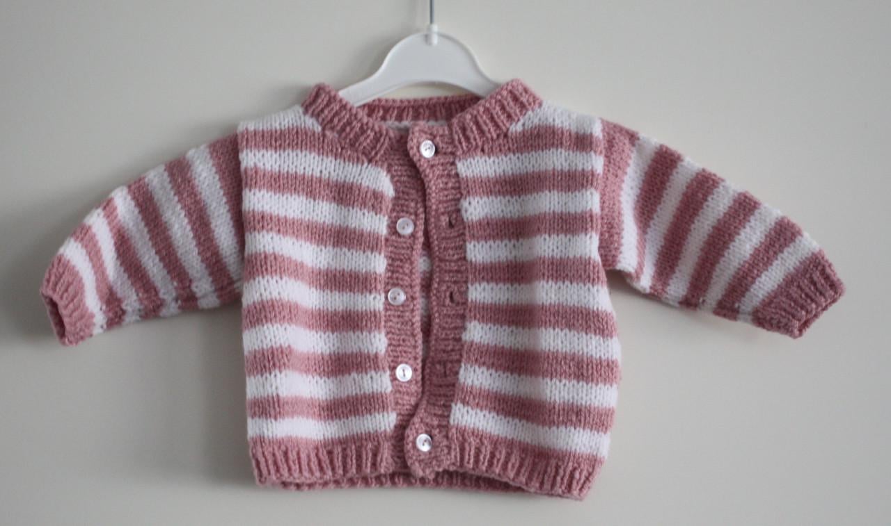 Gebreid vestje roze wit met knopen