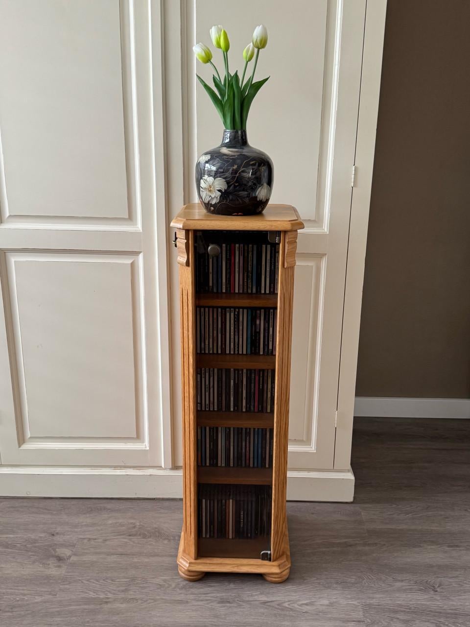 Massief eiken CD kastje / plantenzuil / vitrinekastje
