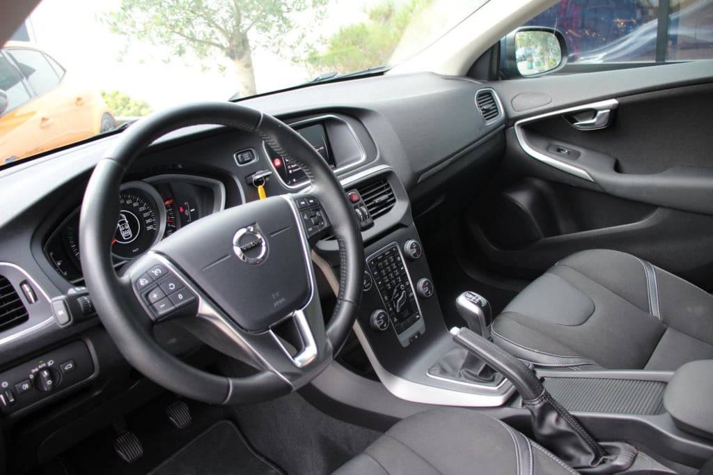 Volvo V40 2.0 t2 momentum - navi - cruise - grootlicht ass - led - pdc - st