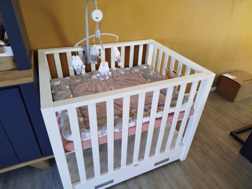 Baby box, wit, inclusief matras, topper, muziek mobiel en boxspeeltje.