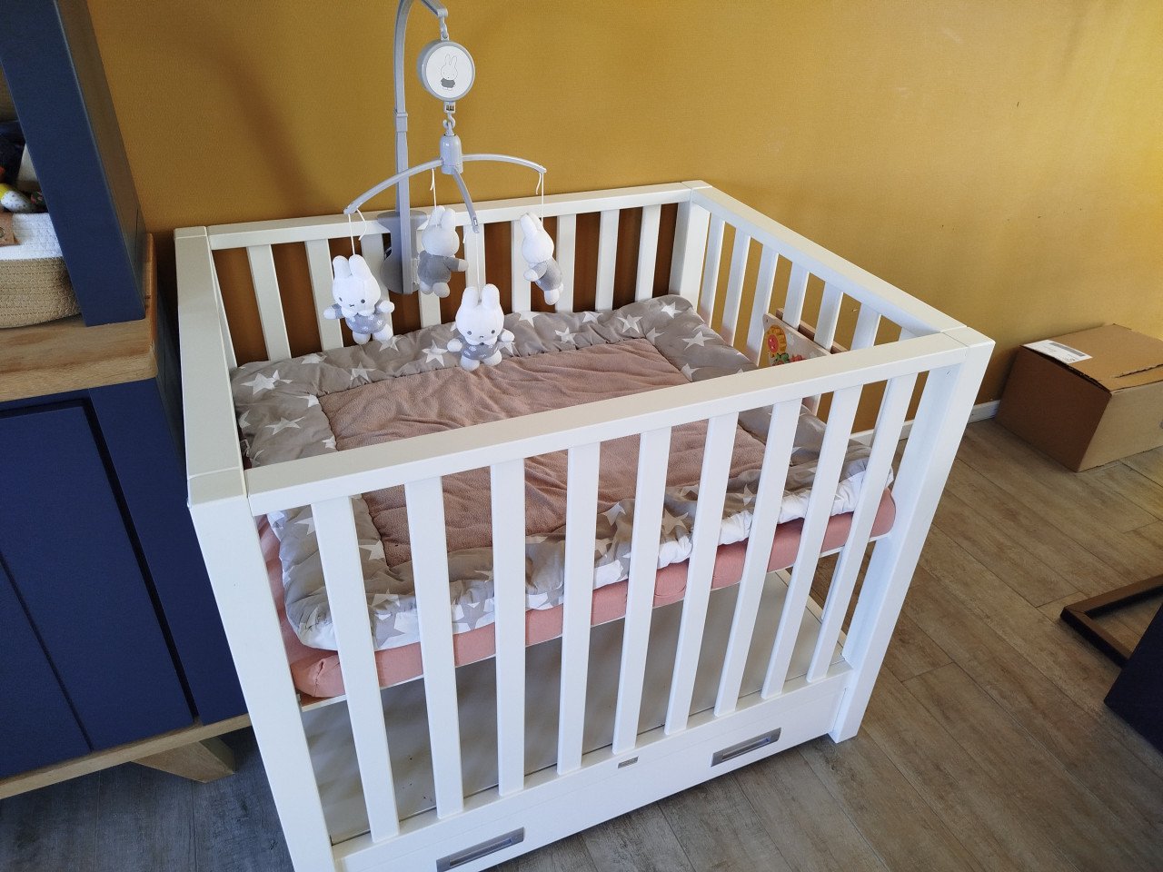 Baby box, wit, inclusief matras, topper, muziek mobiel en boxspeeltje.