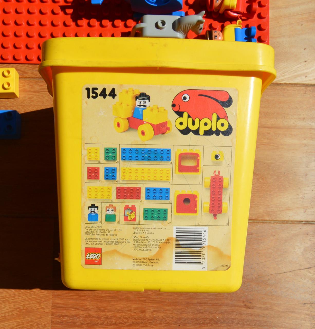 Duplo emmer set (1544) + bouwplaat + voertuigen + poppetjes