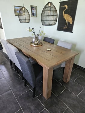 Eettafel eventueel met 6 stoelen