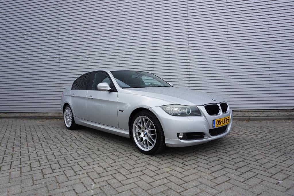 BMW 3-serie 316i business line airco / navi / cruise / carplay / parkeers. 