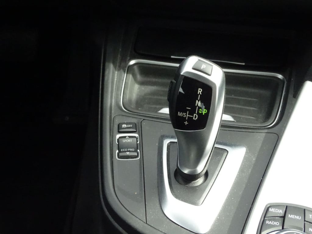 BMW 3-serie 320i executive automaat | 18" | afn. trekhaak | bluetooth