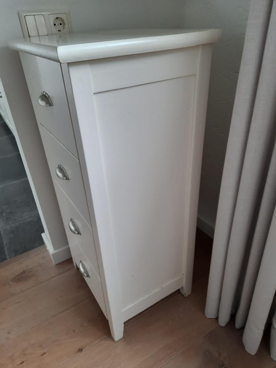 Kastje met 4 lades