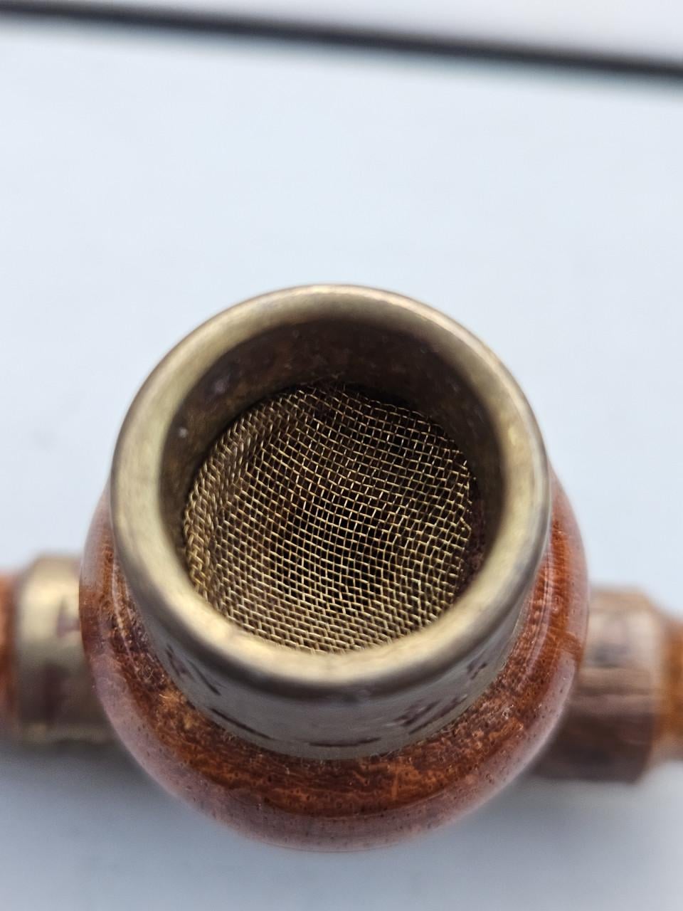 Mooie houten pijp met messing accenten, zeer nette staat
