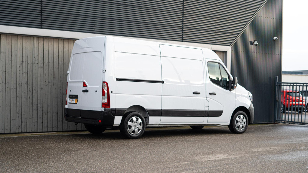 Renault Master t35 2.3 dci 135 l2h2 comfort | camera | vloerplaat | navigat