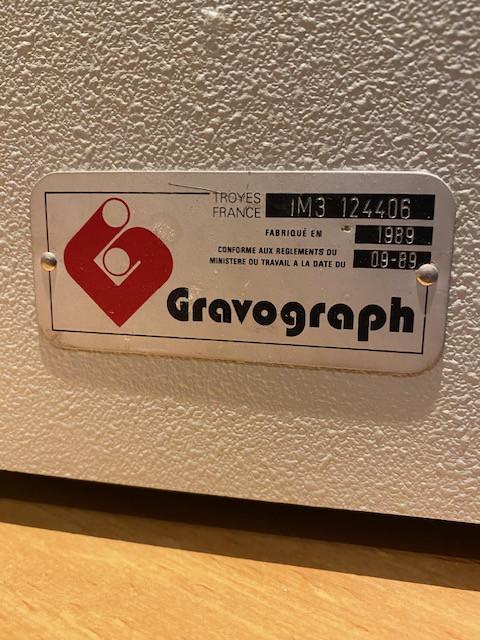 In goede staat Gravograph; met messing 2 letterbakken  blok letters en schu