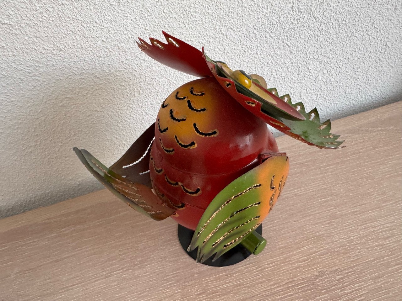 Handgemaakte, kleurrijke uil van gerecycled blik