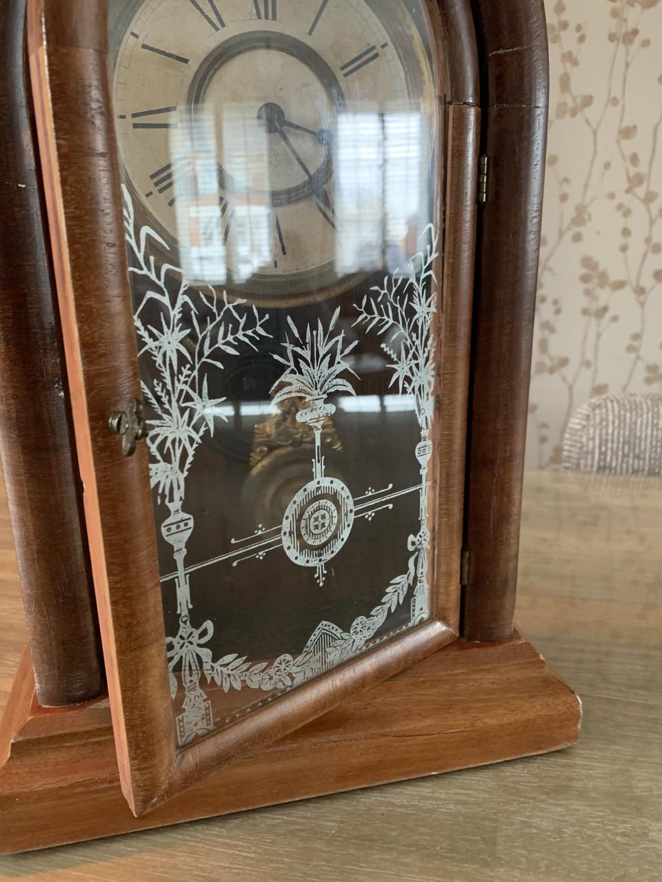 ✨Schitterende Amerikaanse Tudor Tafelklok uit New York!✨