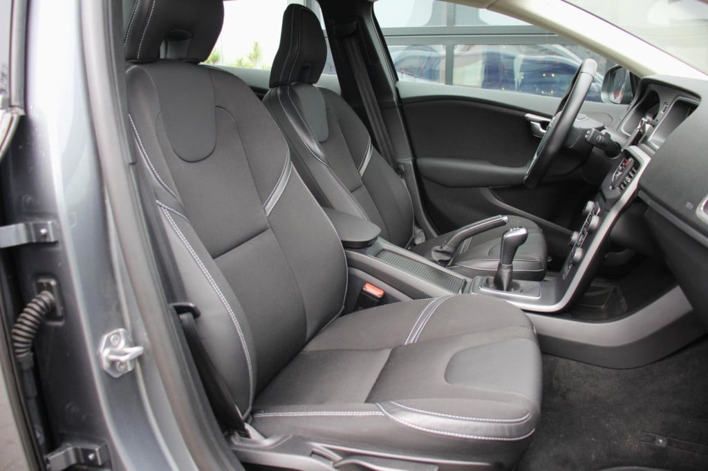 Volvo V40 2.0 t2 momentum polar+ navi - led - half leder - 1e eigenaar - lm