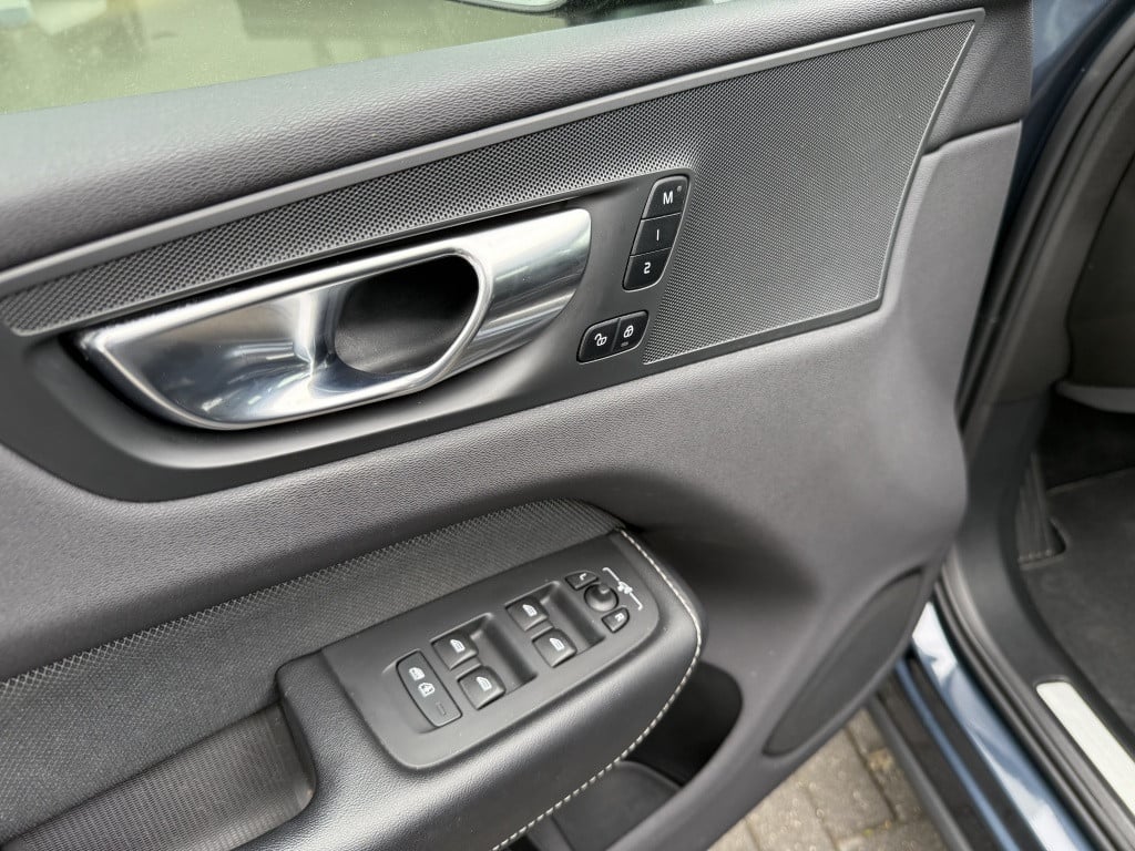 Volvo XC60 t6 340pk recharge r-design| panodak| adap.cruise| 360camera| tre
