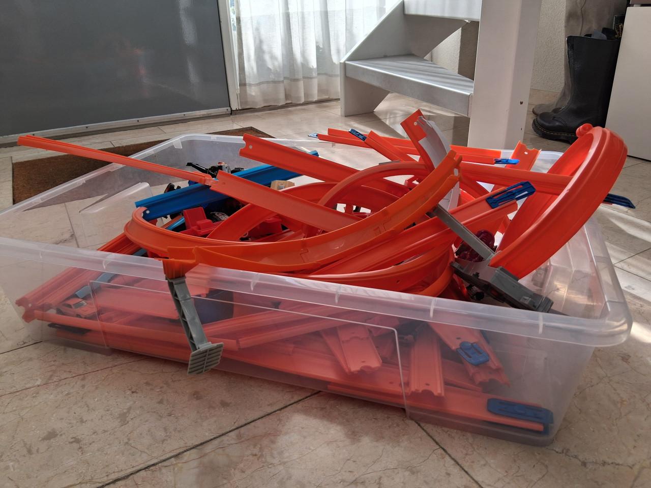 Hotwheels garage met aoto's en baan onderdelen