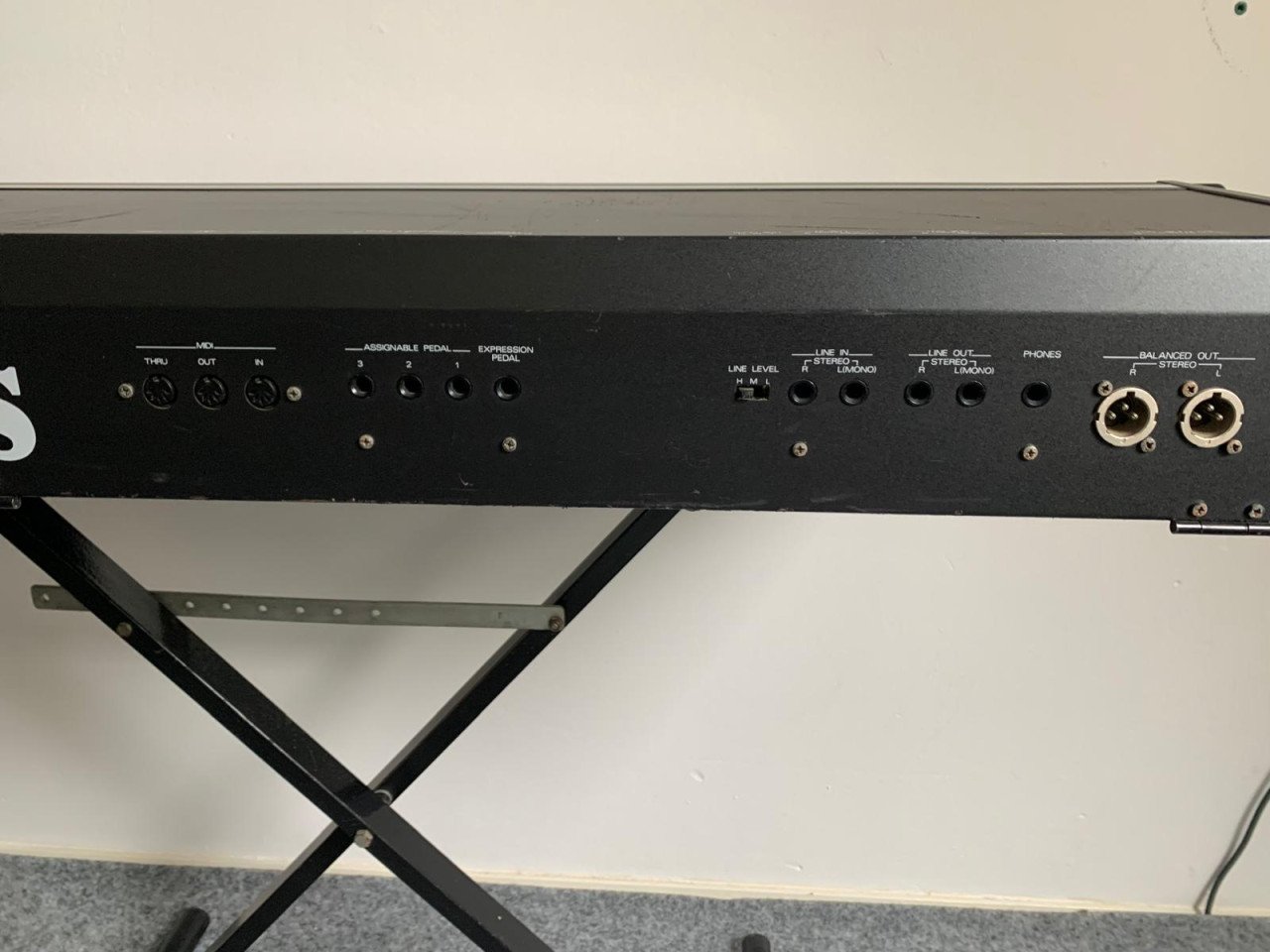 2  synthesizers ( roland rs 50 en Roland Rhodes VK-1000 ) met standaard