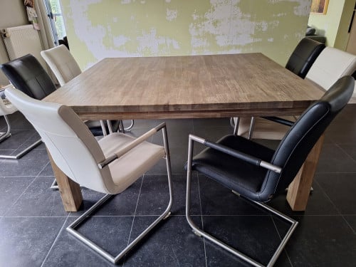 Acacia eetkamertafel plus 8 leren stoelen