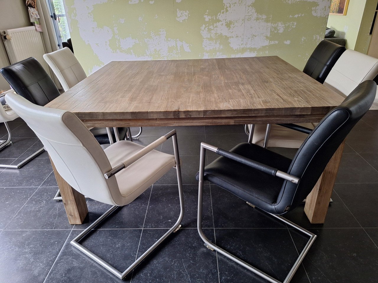 Acacia eetkamertafel plus 8 leren stoelen