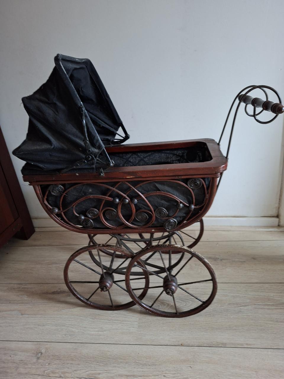 Vintage poppenwagen riet