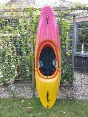 Leuke wild water / Play boat / branding kayak