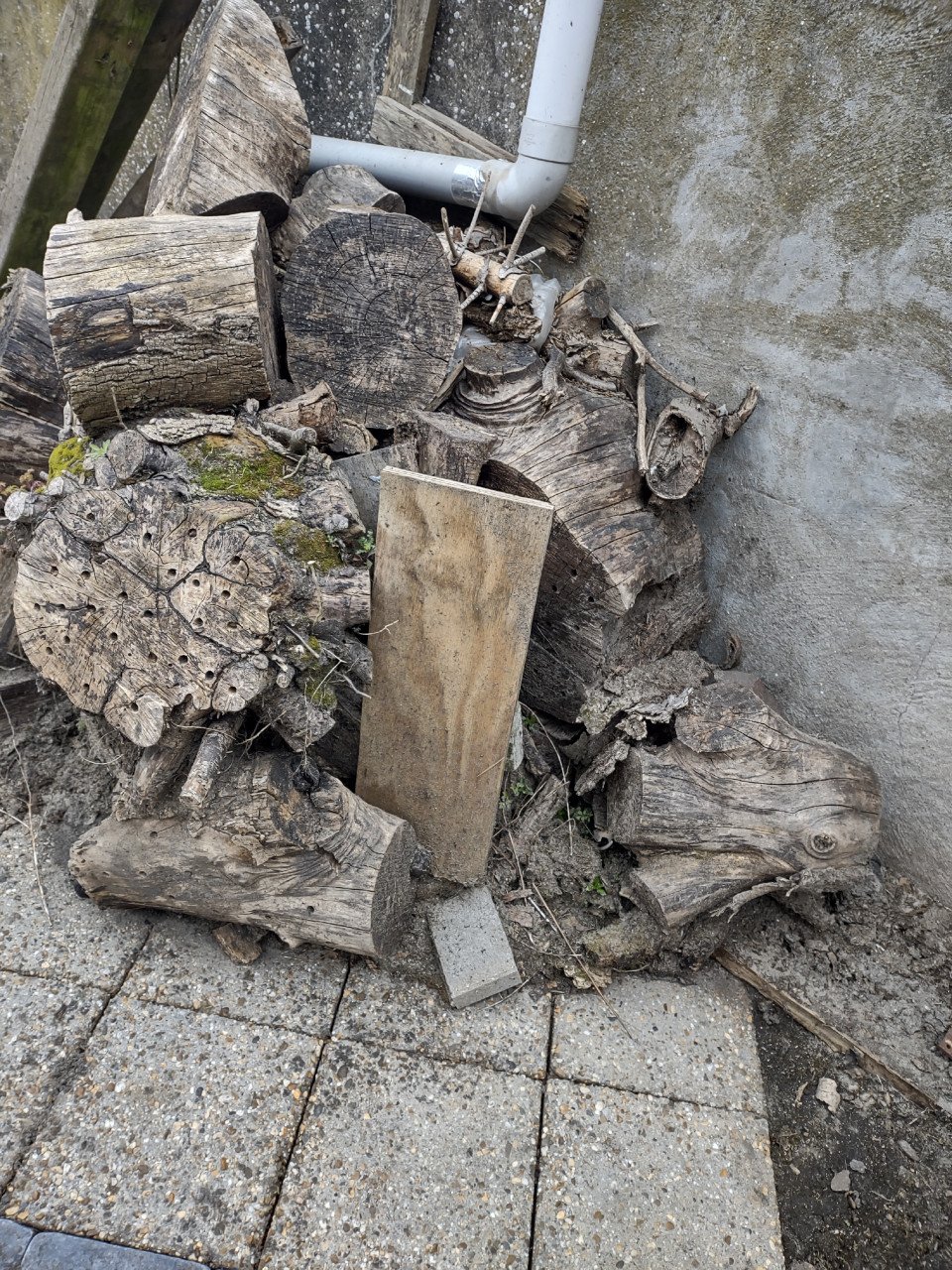 Haardhout, bijna een kuub stookhout. Hout, vuurkorf, haard.