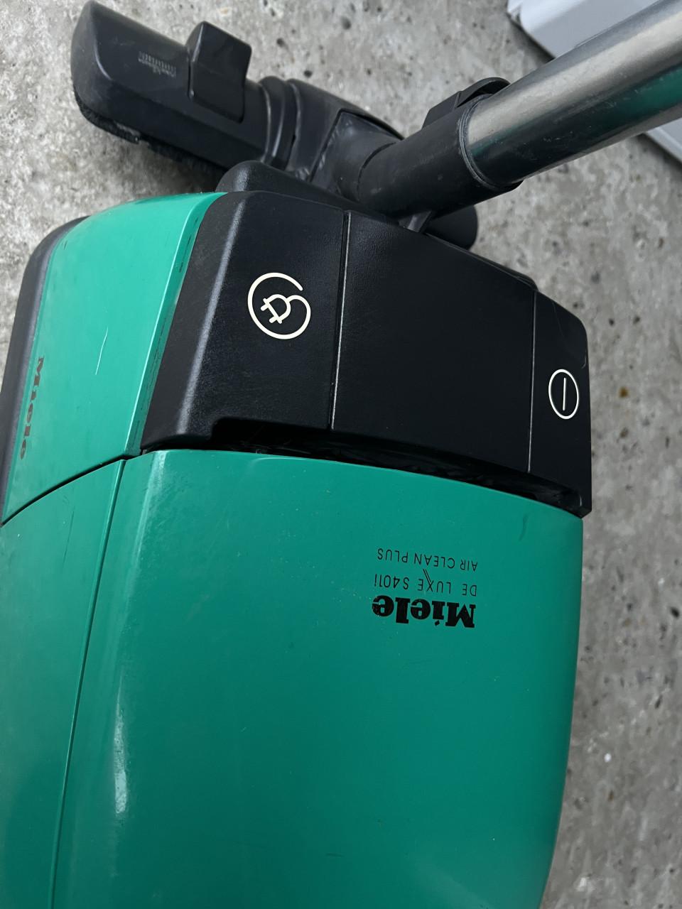 Krachtige Miele Stofzuiger met hulpstukken als nieuw