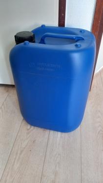 Jerrycan met zuivere petroleum voor petroleum kachel