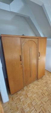 Degelijke houten kledingkast