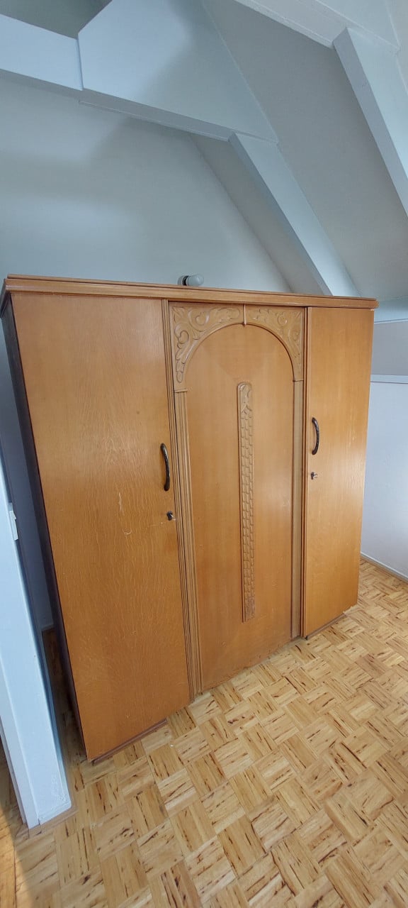 Degelijke houten kledingkast