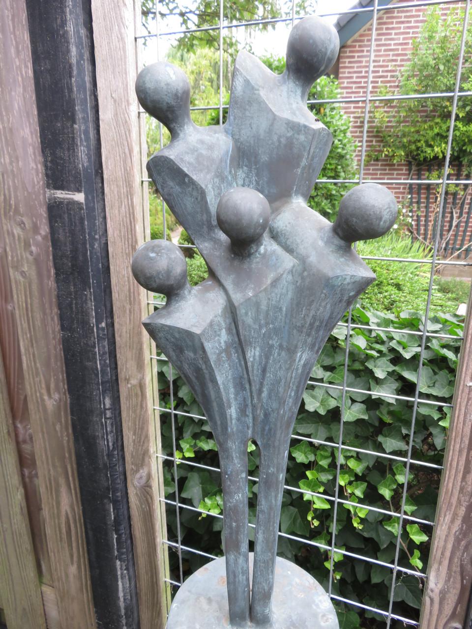 Bronzen beeld op granieten sokkel
