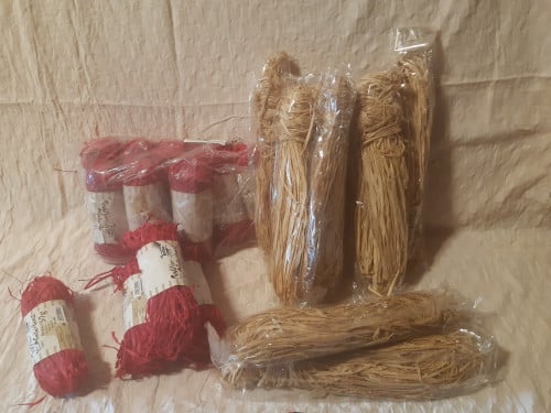 20 bundels raffia 50 gram, 12 x rood, 8 x naturel