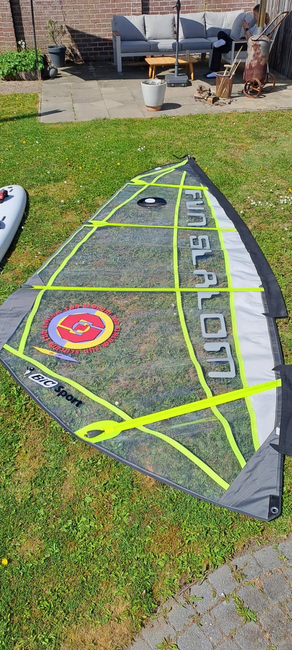 Surfplank met zeilen