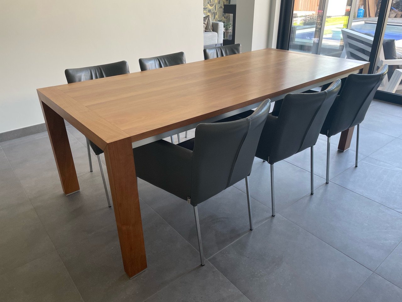Eetkamertafel Oasis notenlak met 6 leren stoelen Topform