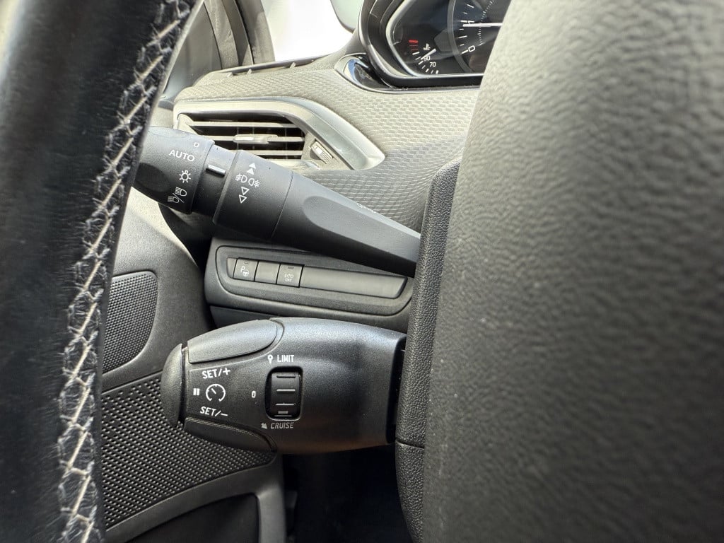 Peugeot 208 1.2 turbo, tech edition // 110pk // 4x nieuwe band, grote beurt
