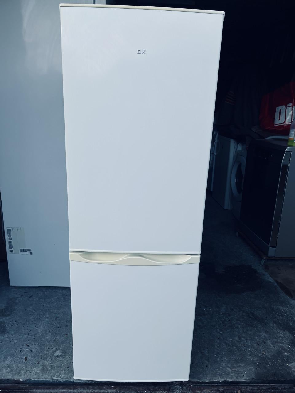 Koel vries combinatie Koelkast vriezer 143x50 cm.