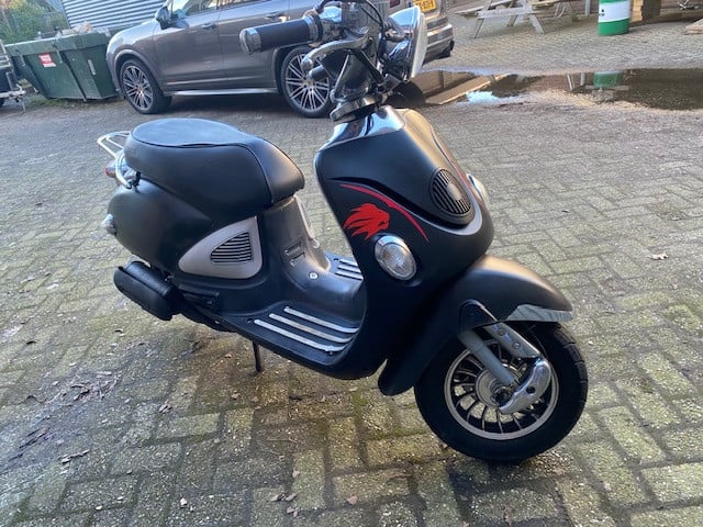 Btc legend luxe retro scooter alles werkt mat zwart nu 499 euro