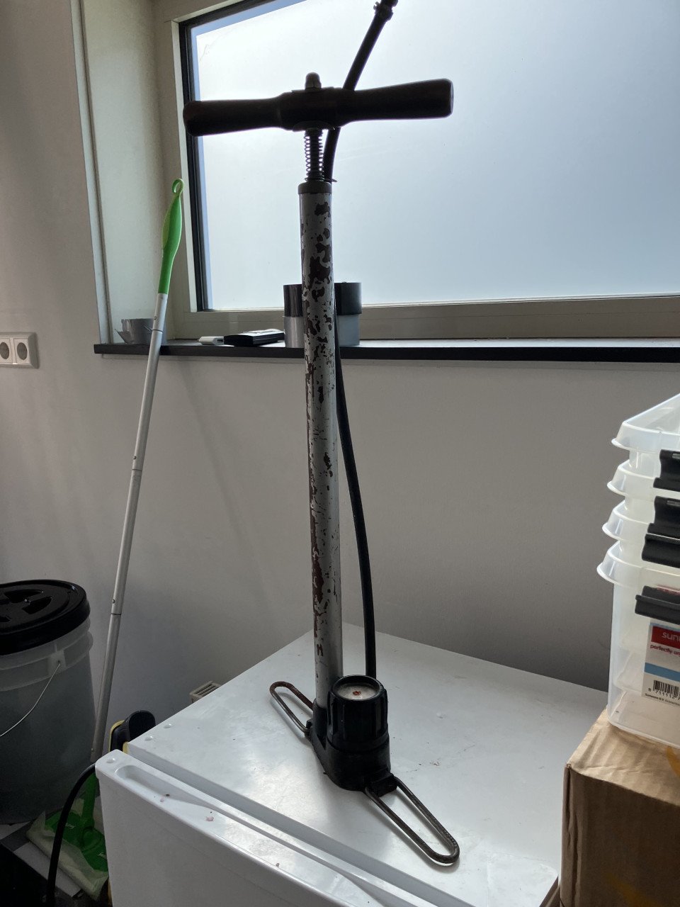 Te koop nog in goede staat een fietspomp met drukmeter