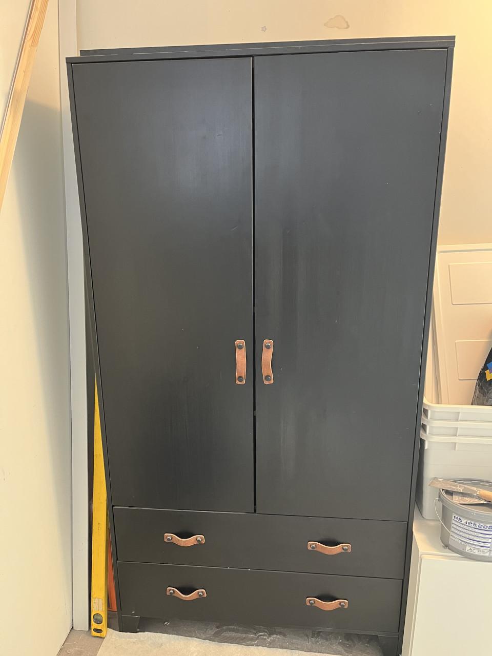 Zwarte kinderkleding kast