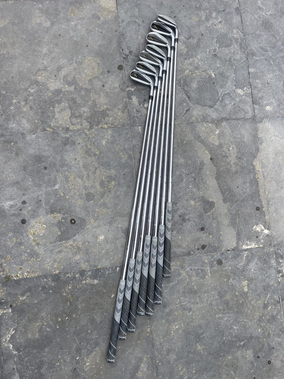 Mooie set golfclubs met golfwagen