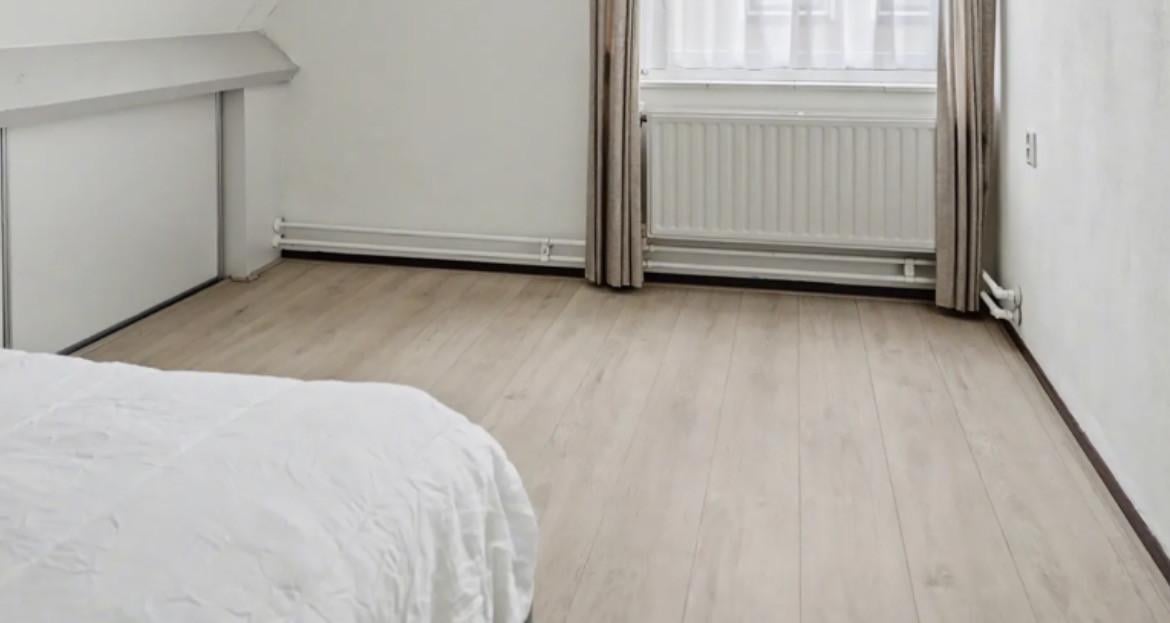 +- 40m2 laminaat lichtgrijs/bruin