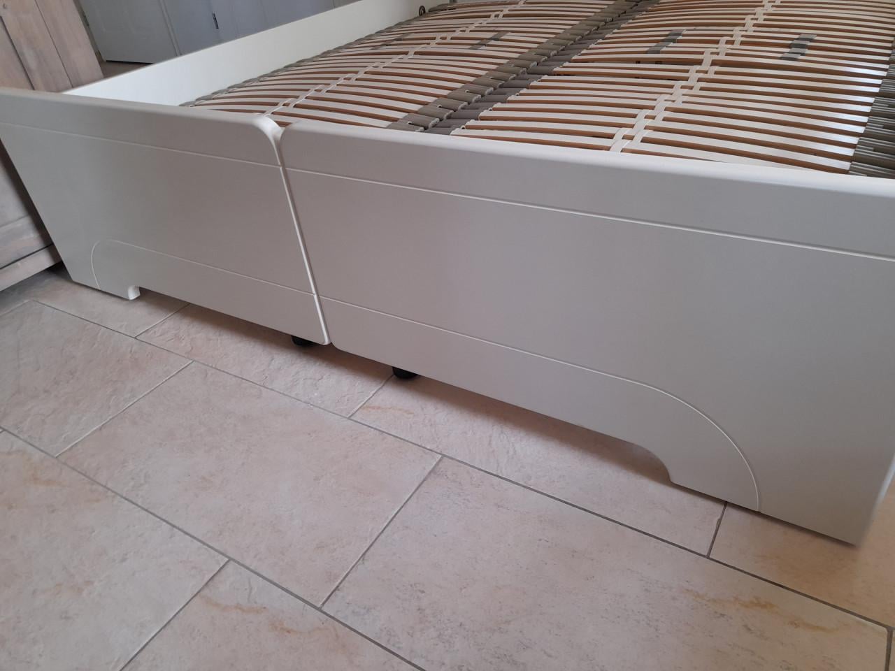 2 x 90 x 200  Deelbaar bed (in goede nette staat )