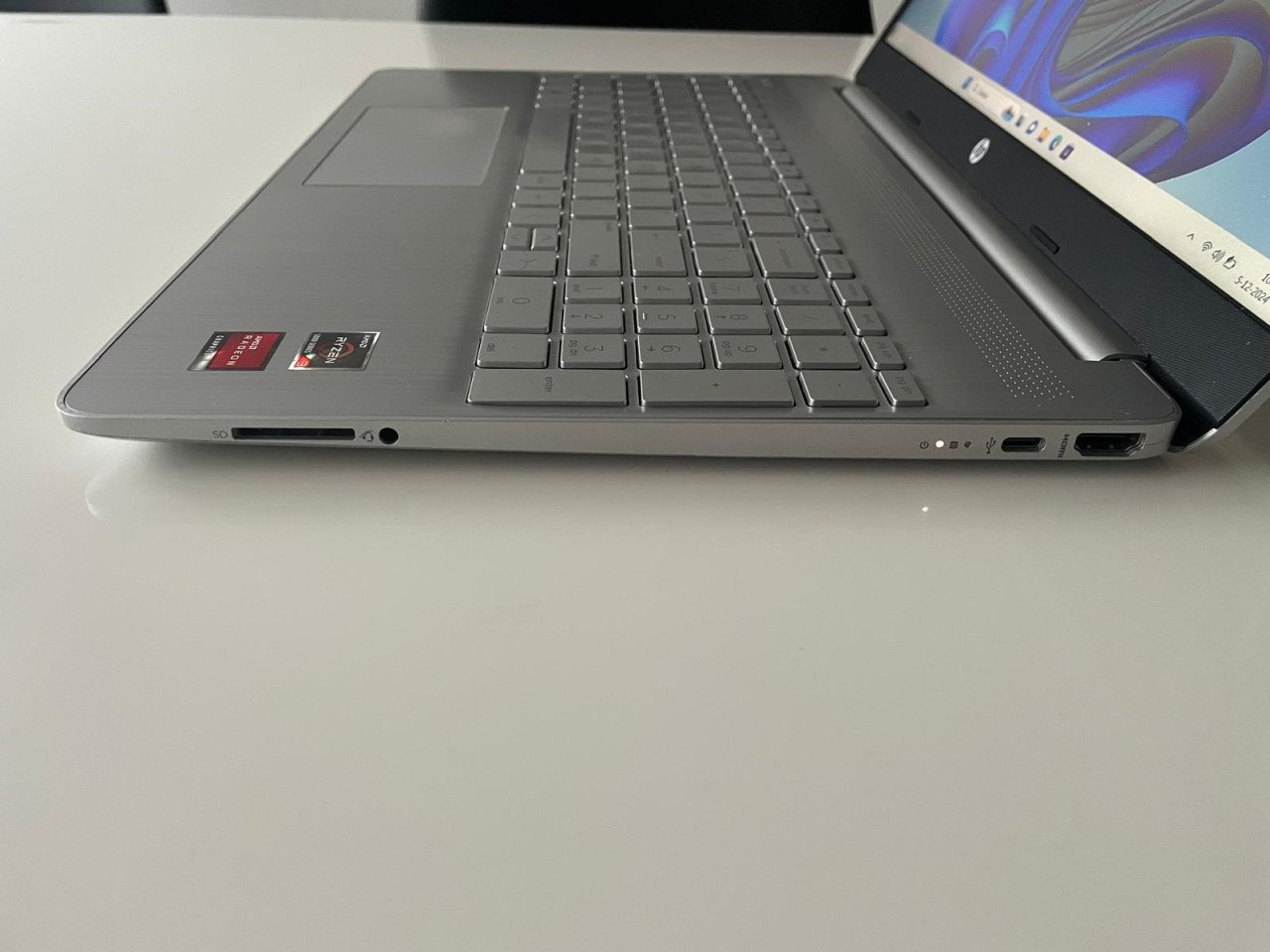 HP 15.6 inch Windows 11 AMD Ryzen 3 SSD Office en een nieuwe sleeve