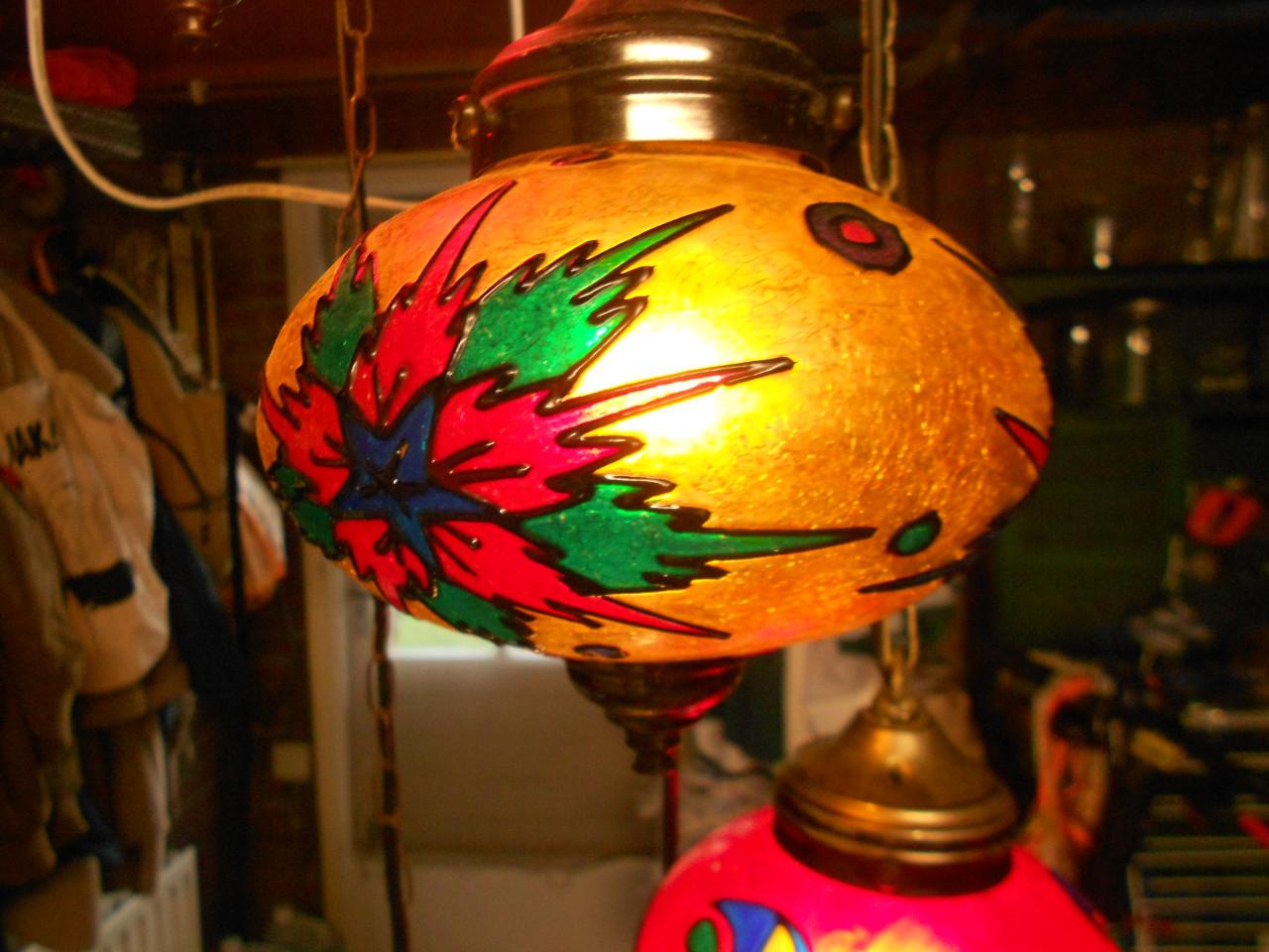 Vintage hanglamp met vijf glazen gekleurde bollen.