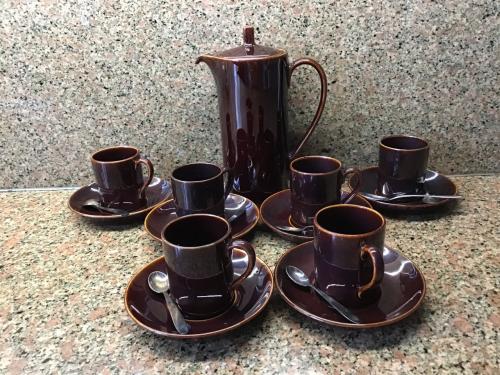 Mokkaset, met kopjes en lepeltjes