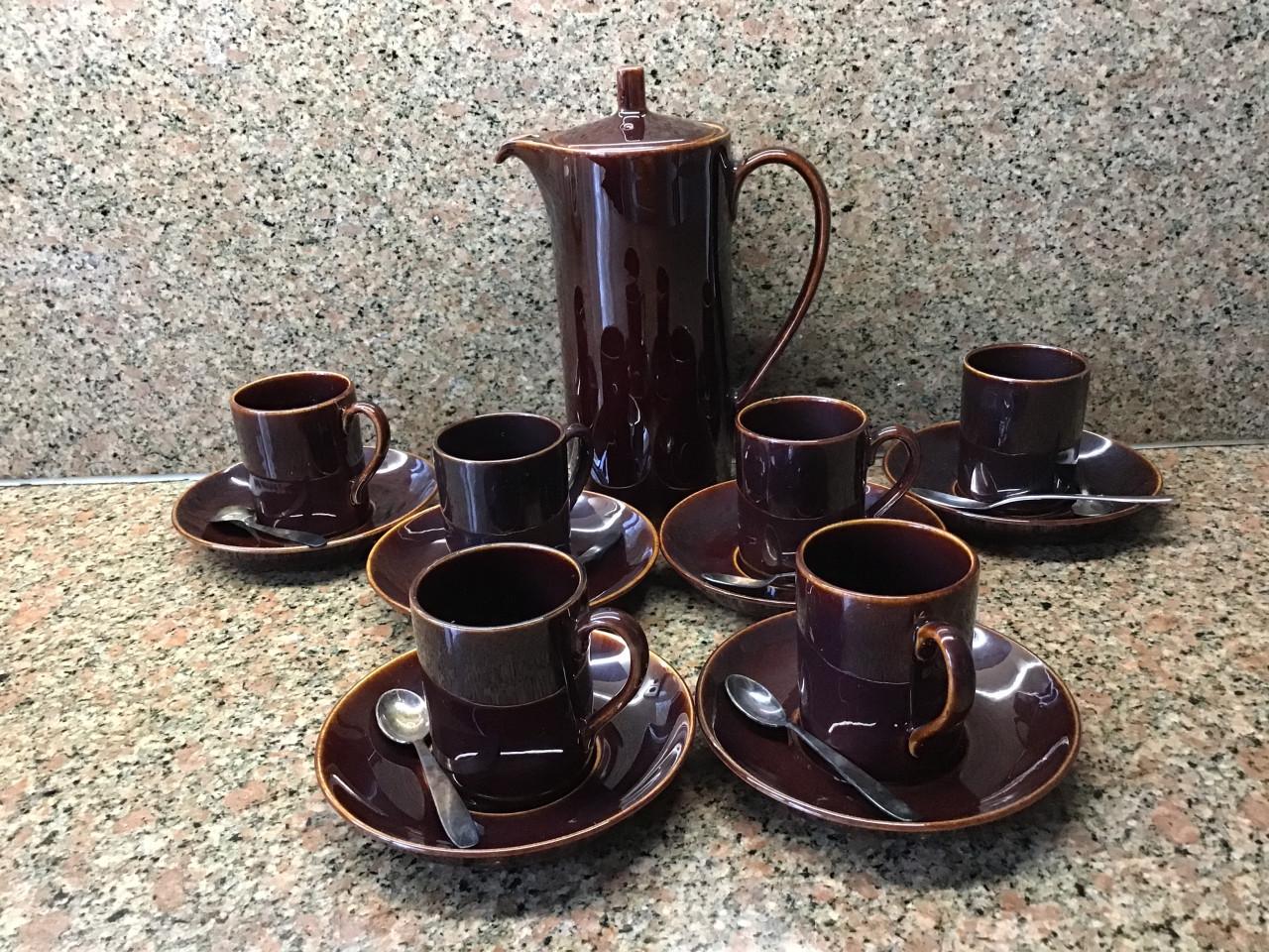 Mokkaset, met kopjes en lepeltjes