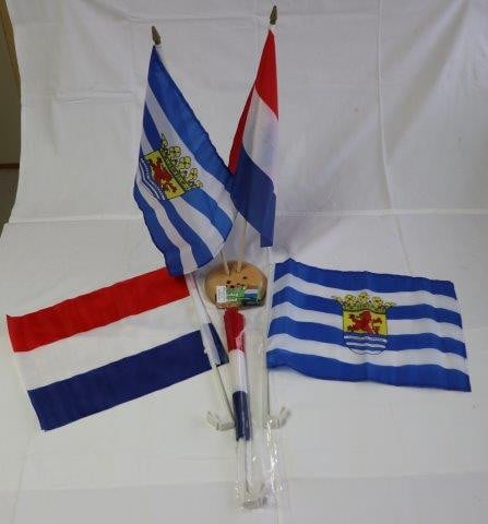 Vlaggetjes 22 stuks Nederlands 18 stuks Zeeuws Afm: 30 x 45 cm Aan houten