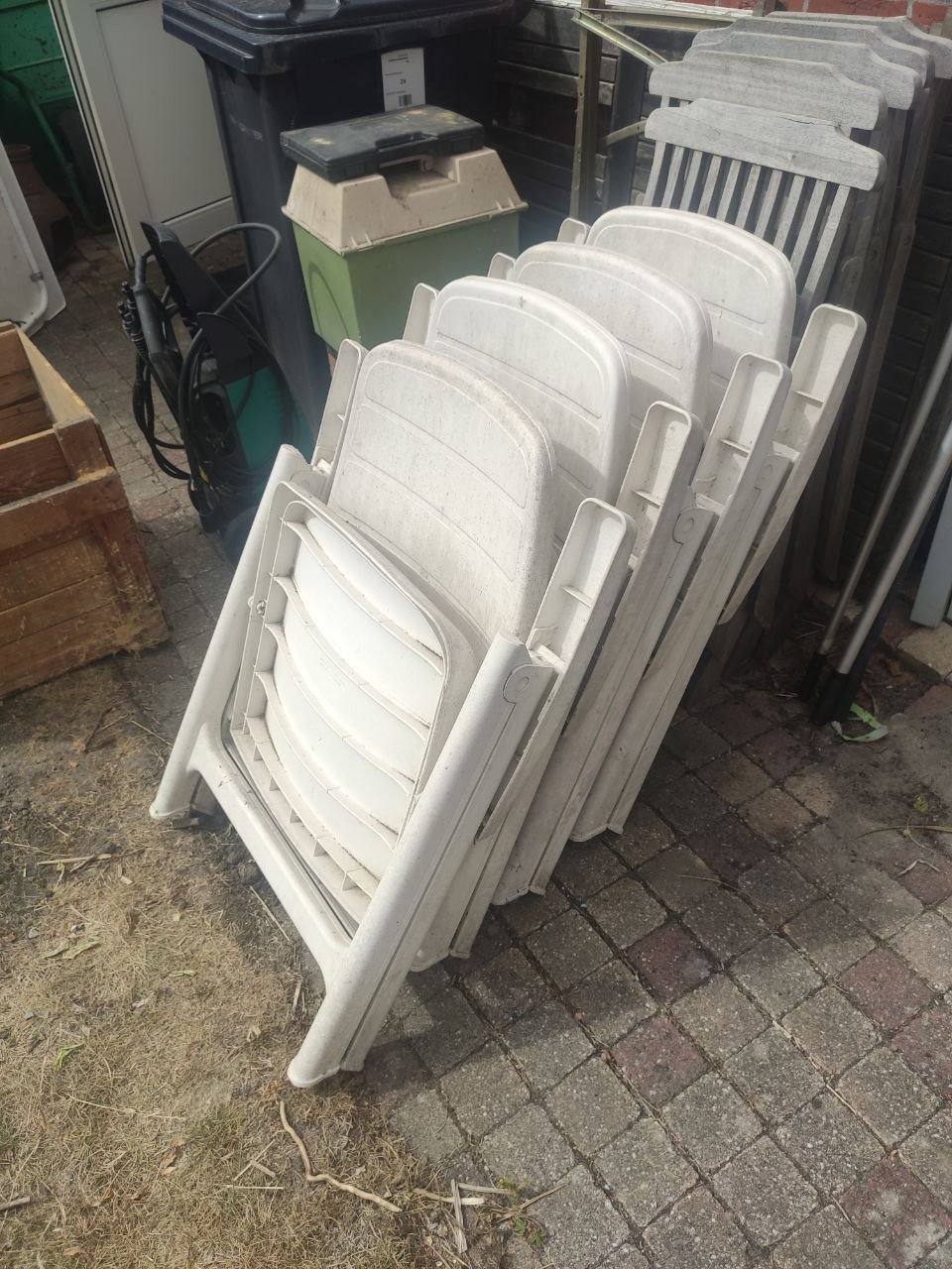 Vier meerstanden kunstof tuinstoelen