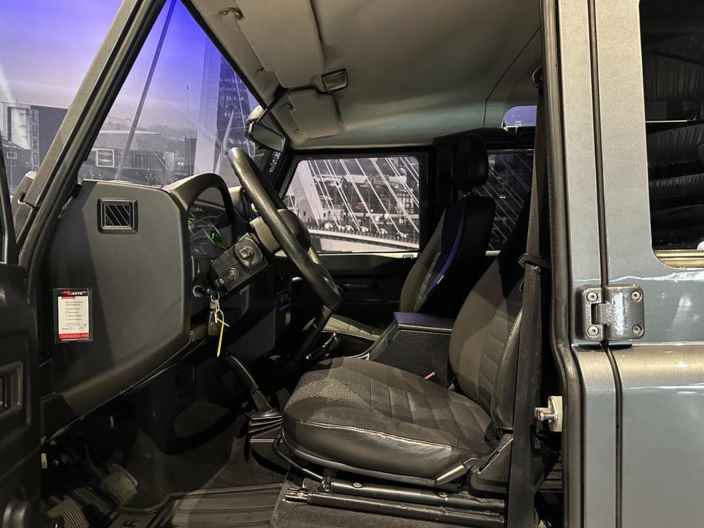 Land Rover Defender 2.4 td 110" x-tech dc *grijs kenteken 7 persoons*
